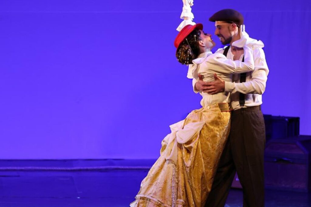 Teatro que fusiona danza y tango en
