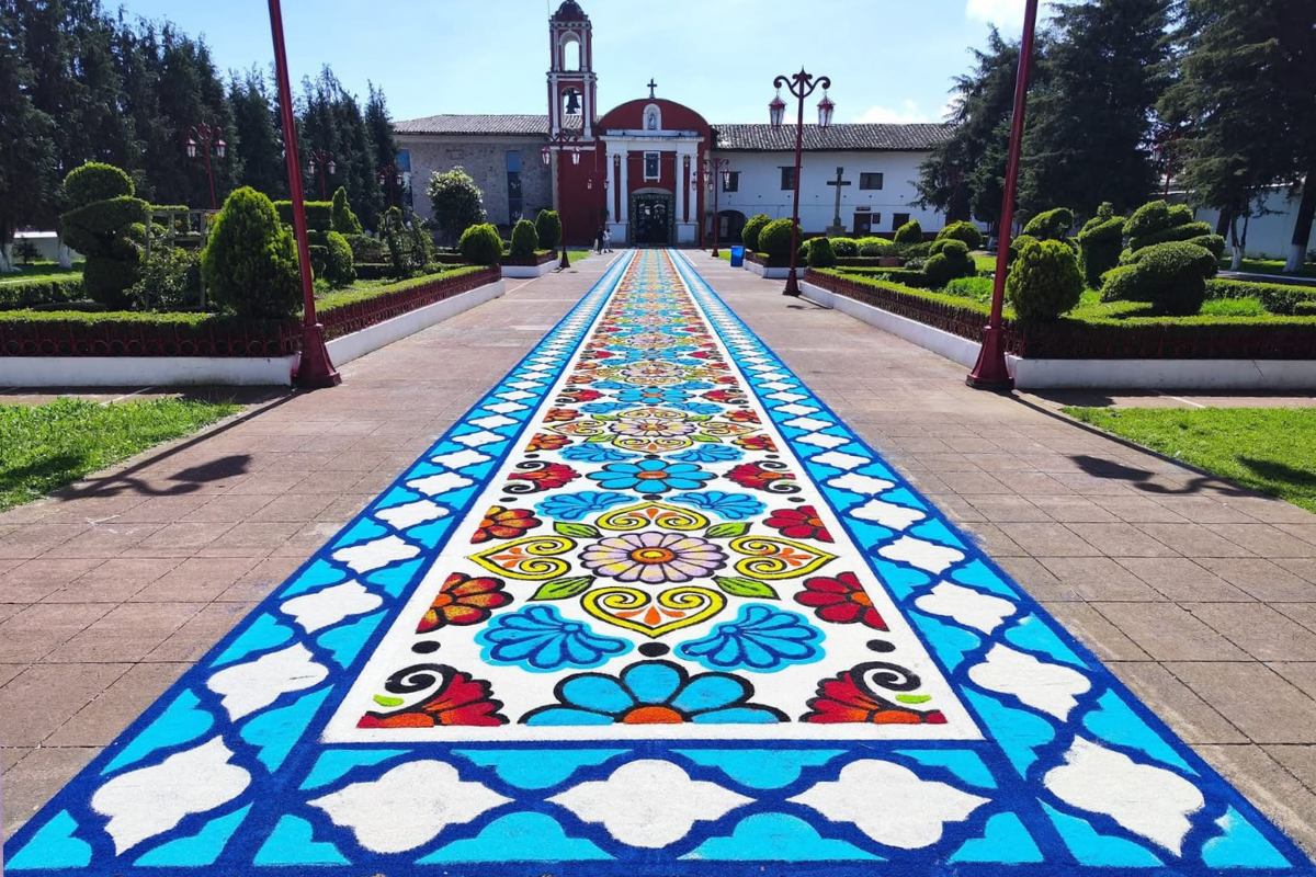 Uno de los principales atractivos de Acaxochitlán son las alfombras de aserrín que se elaboran en como parte del festejo en honor al Señor del Colateral | Foto: Antonieta Islas
