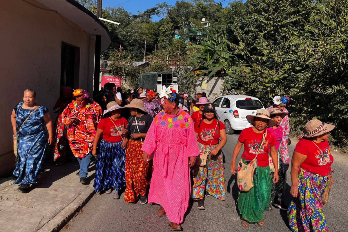 En el carnaval de Jaltocán, mujeres que encabezan contingentes toman simbólicamente el mando del pueblo | Foto: Especial
