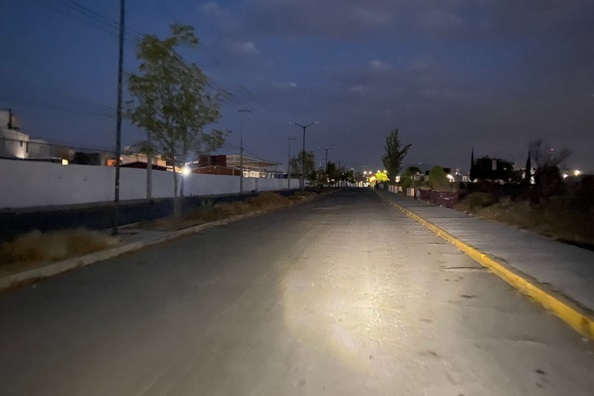 Hay zonas con poca iluminación, incluso en zonas escolares, denunció la residente | Foto: Carlos Cisneros