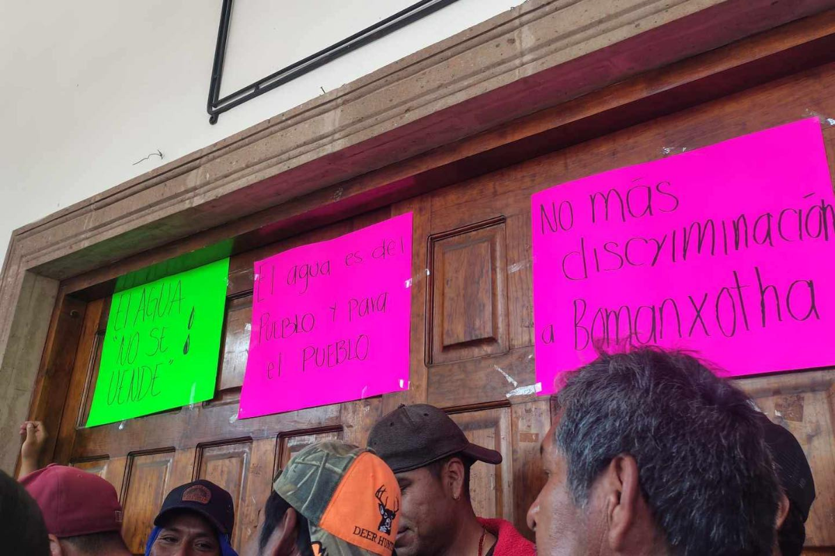 Colocaron pancartas y emitieron consignas en señal de rechazo a lo que consideran decisiones unilaterales | Foto: Especial