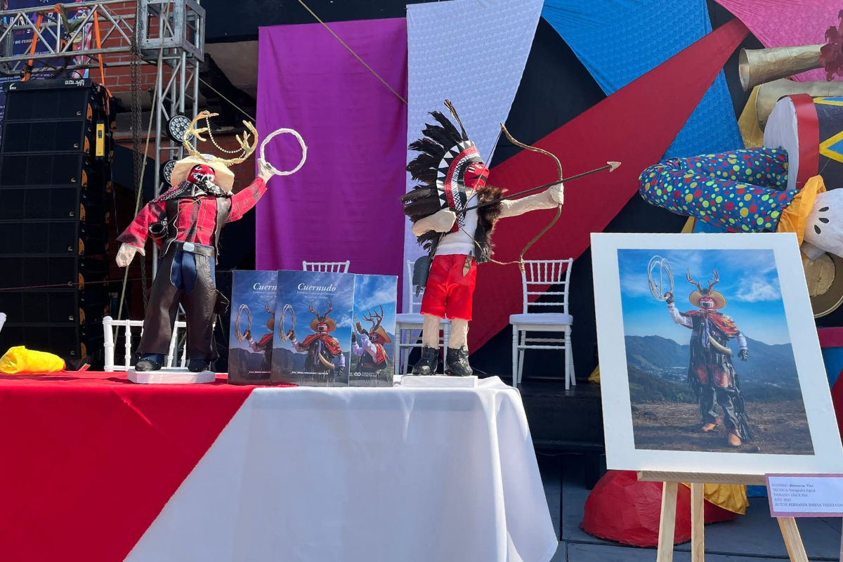 Se llevó a cabo la presentación de un libro sobre el carnaval en Calnali | Foto: Especial