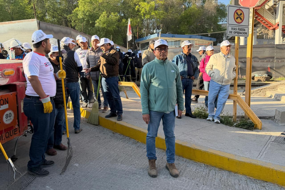 Aproximadamente mil 500 personas laboran a marchas forzadas para recuperar la planta cementera La Cruz Azul | Foto: Especial