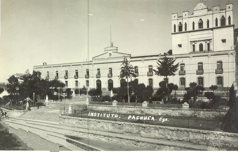 La placa fotográfica del viejo edificio de Abasolo que ilustra esta columna fue tomada en 1921.