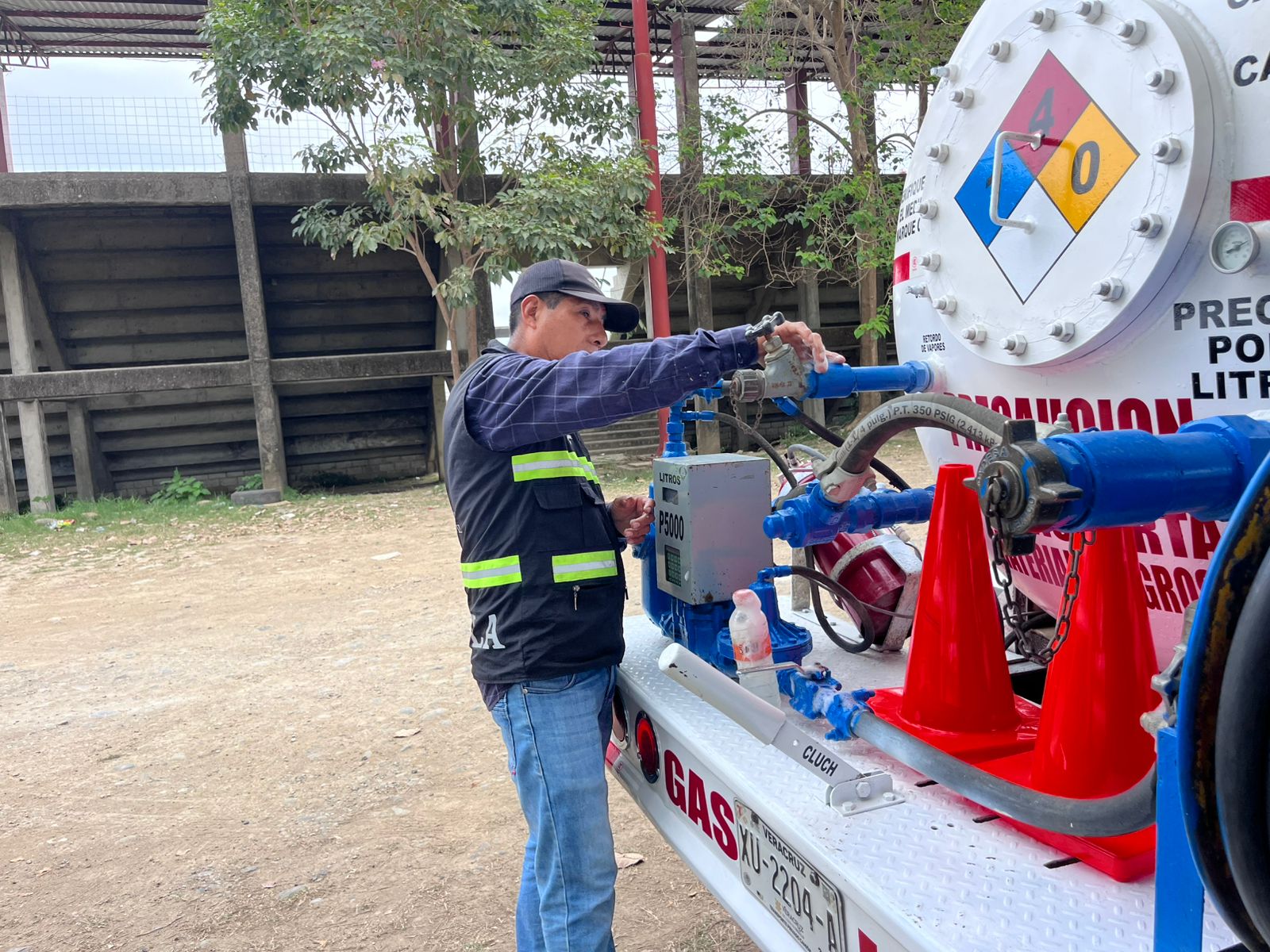Se revisan las condiciones de las válvulas, el estado de los tanques, el equipo de seguridad y la documentación de las unidades | Foto: Especial