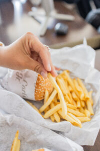 Como parte de su nuevo lanzamiento, Carl’s Jr Hidalgo también presentó el El Diablo Chicken Sandwich, preparado con pechuga de pollo empanizada a mano e inspirado en el estilo de Hell’s Kitchen, ampliando su oferta para los clientes que buscan sabores intensos.