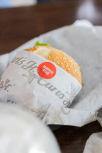 Como parte de su nuevo lanzamiento, Carl’s Jr Hidalgo también presentó el El Diablo Chicken Sandwich, preparado con pechuga de pollo empanizada a mano e inspirado en el estilo de Hell’s Kitchen, ampliando su oferta para los clientes que buscan sabores intensos.