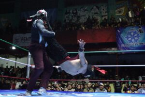 Octagón Jr. cambió el ritmo del combate con lances espectaculares