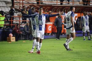 Pocho Guzmán rompe sequía goleadora y sigue escalando en la historia del Pachuca