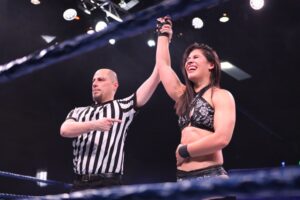 La luchadora destaca por su estilo olímpico y potencia física.
