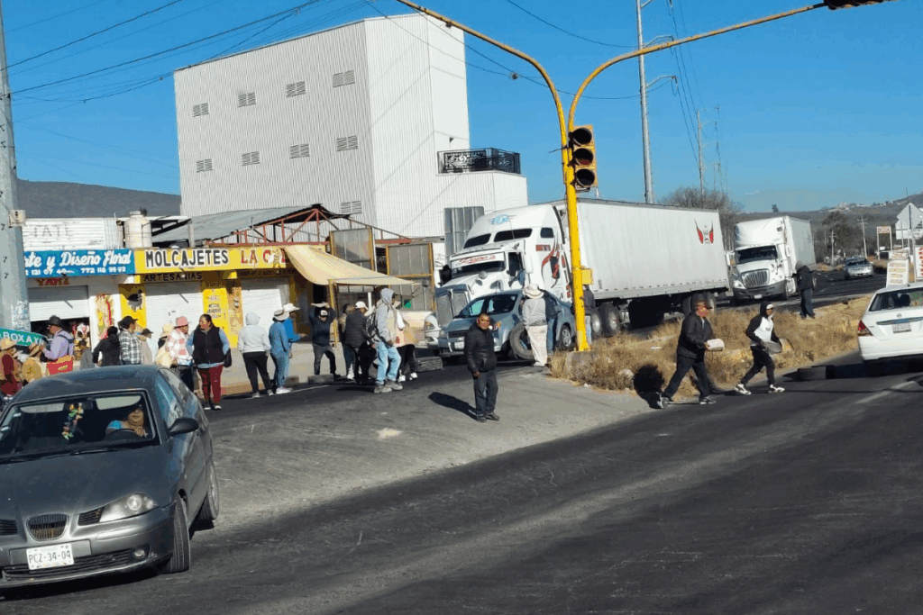Automovilistas permanecen afectados tras el bloqueo carretero