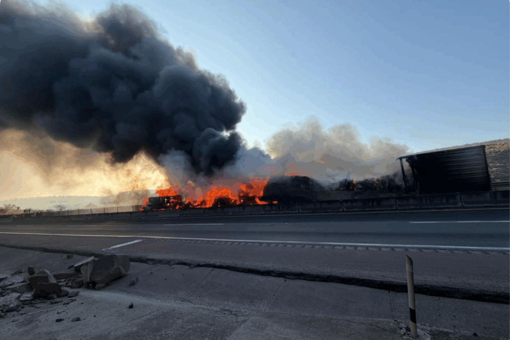 La autopista Arco Norte se encuentra cerrada tras el accidente y el incendio de dos tráileres