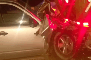 La camioneta impactó la parte trasera de un camión, lo que resultó en una persona herida
