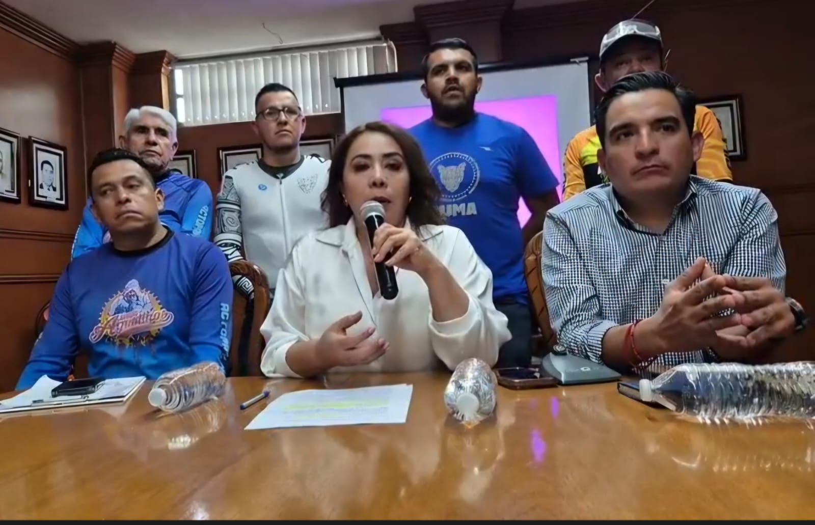 La alcaldesa Imelda Cuéllar Cano presenta el proyecto de movilidad ciclista junto a los representantes de organizaciones locales.