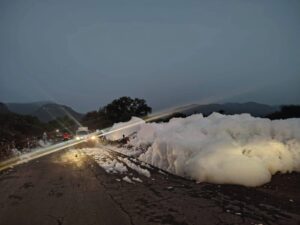 Cierran vialidad por espuma de aguas residuales en el Mezquital