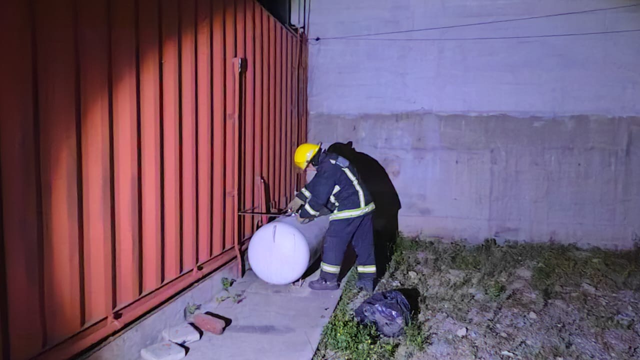 Bomberos logran contener fuga de gas en Pasteko