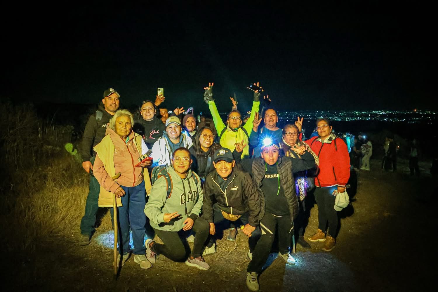 Caminata nocturna en el Cerro de Gómez con la participación de más de 450 personas en el municipio de Tlahuelilpan. 
