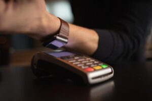 Entre las herramientas más utilizadas se encuentra Mercado Pago, una plataforma que permite generar enlaces de pago, aceptar tarjetas y administrar cobros desde una aplicación