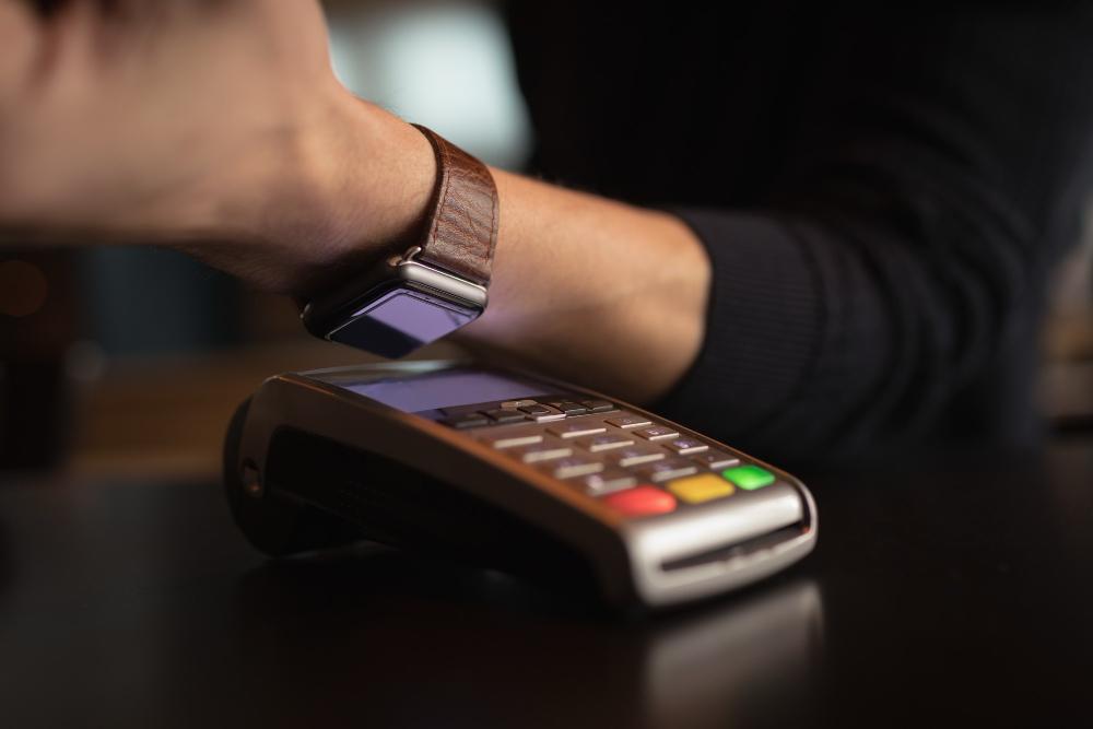 Entre las herramientas más utilizadas se encuentra Mercado Pago, una plataforma que permite generar enlaces de pago, aceptar tarjetas y administrar cobros desde una aplicación