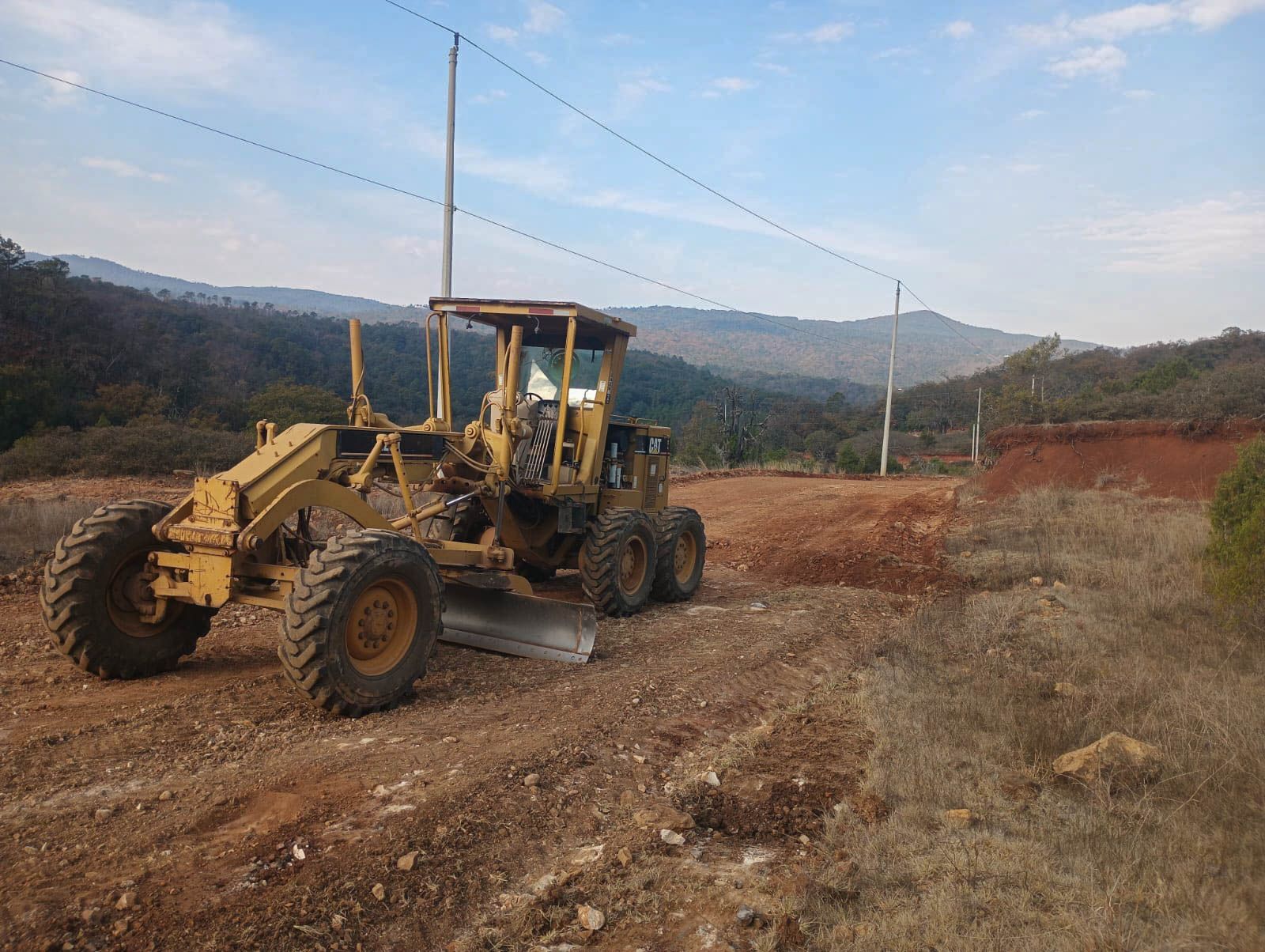 Maquinaria pesada en acción en las rutas principales de acceso a las zonas turísticas y productivas de Huasca