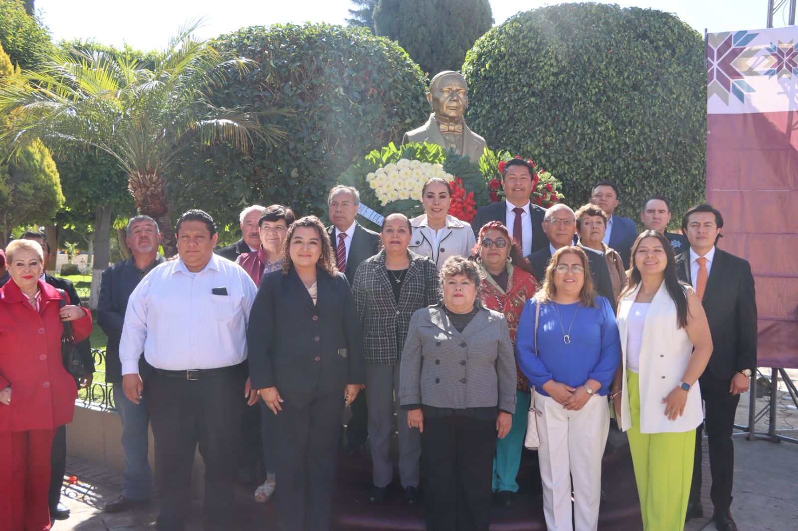 La presidenta municipal de Actopan, Imelda Cuéllar Cano, durante la ceremonia por el 220 Aniversario del Natalicio de Benito Juárez en la Plaza Juárez