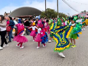 El desfile conmemorativo por el natalicio de Benito Juárez y la llegada de la primavera reunió a autoridades, docentes y estudiantes de Melchor Ocampo El Salto.
