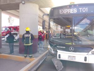 El accidente en el carril del Tuzobús en Pachuca ocurrió por la presunta invasión de una grúa