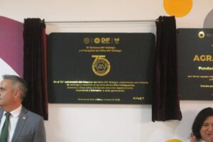 Durante el acto conmemorativo se realizó la develación de una placa alusiva a la trayectoria del hospital