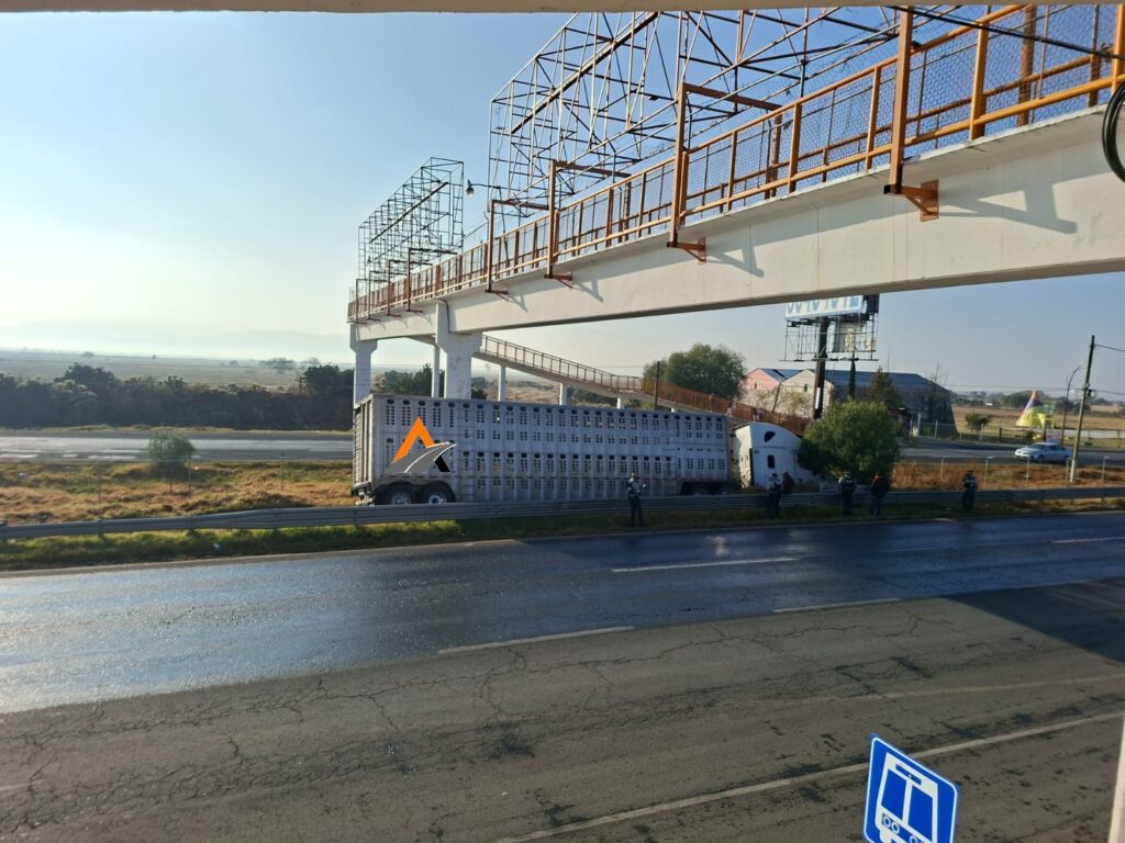 Autoridades realizan maniobras para retirar el tráiler que se impactó contra el camellón en la México-Pachuca