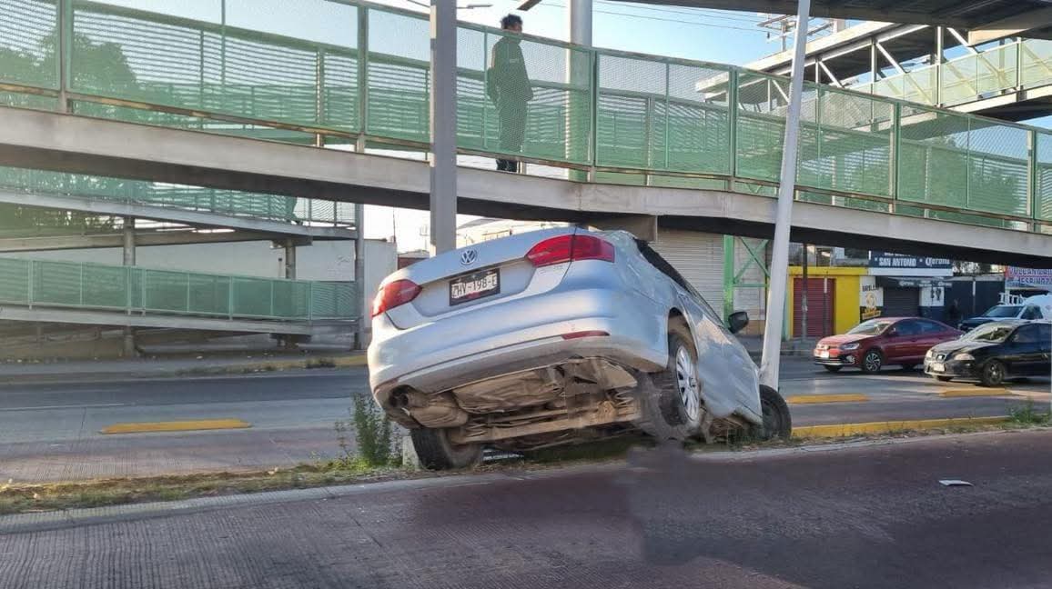 Un accidente en el bulevar Felipe Ángeles, en Pachuca, afectó el tráfico hacia la Ciudad de México tras un vehículo impactara contra un poste.