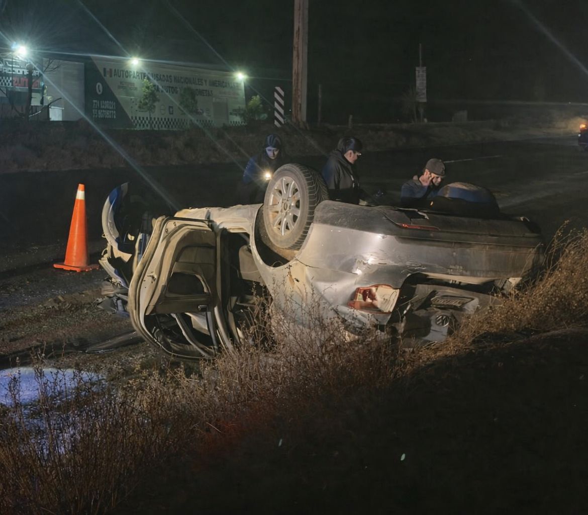 Vehículo terminó volcado en la carretera Pachuca-Actopan