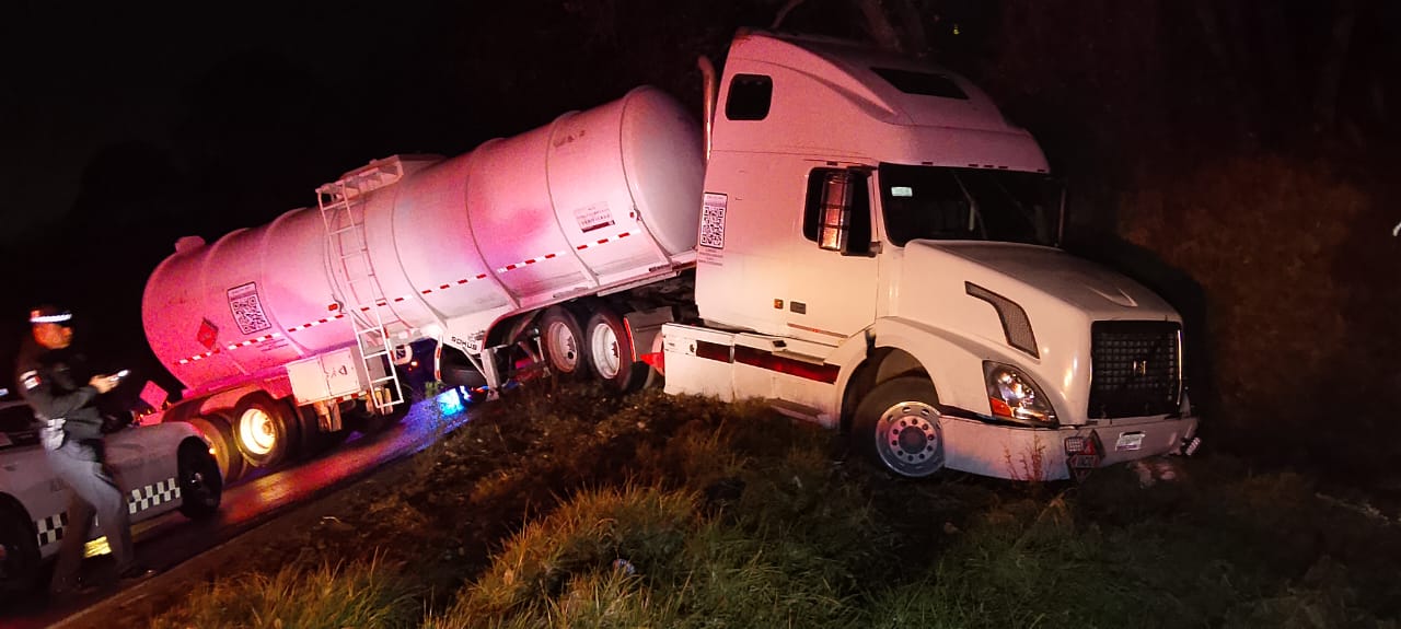 Un tractocamión tipo pipa quedó atravesado en la carretera México-Tuxpan tras impactar a una camioneta