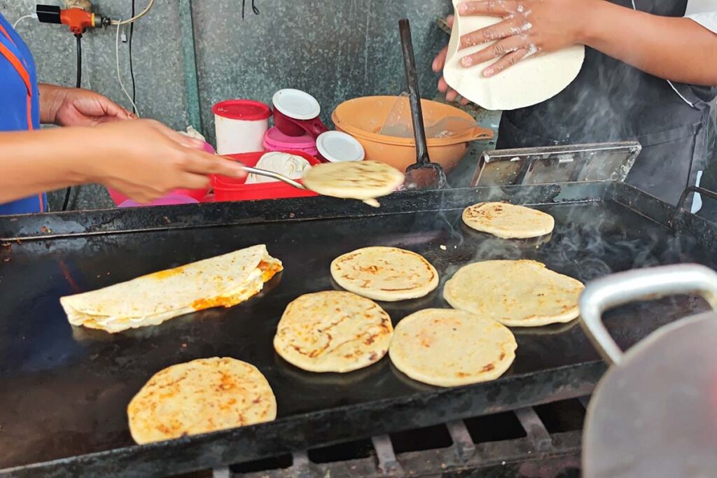 Pese a las alzas, empresas familiares como bocoles y tlacoyos Mariana mantienen sus precios