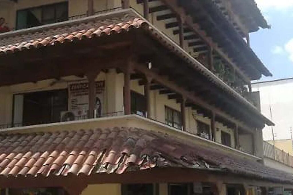 En algunos de estos edificios se ha reportado el desprendimiento de tejas