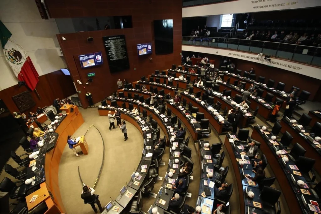 Senadores debaten el dictamen del Plan B en una sesión de comisiones del Senado.