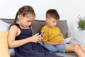 El Gobierno de México analiza abrir un debate sobre el uso de celulares en las escuelas, ante preocupaciones por el impacto de la tecnología y las redes sociales en la salud mental de estudiantes