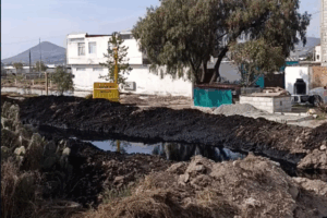 Vecinos de Santiago Tlapacoya denunciaron falta de información oficial tras el derrame de combustible, situación que ha provocado incertidumbre entre las familias que viven cerca del lugar donde ocurrió el incidente