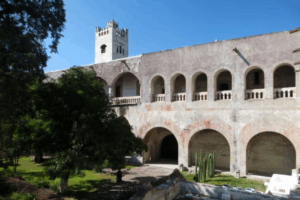 Visitantes que recorren el Corredor de Balnearios en Hidalgo suelen detenerse en el centro de Actopan para conocer el exconvento de San Nicolás Tolentino