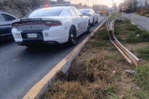 De acuerdo con la Policía Municipal de Pachuca, el accidente vehicular en la antigua carretera La Paz ocurrió cuando el conductor perdió el control de su automóvil, se impactó contra un poste y terminó volcado sobre la vialidad
