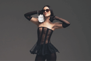 La presencia de Esmeralda Camacho en la Feria de León junto a Christian Nodal ayudó a desmentir versiones que aseguraban que había sido despedida del equipo del cantante
