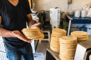 Las posibles sanciones de hasta 4 millones de pesos por vender tortillas en hieleras generaron preocupación en el sector