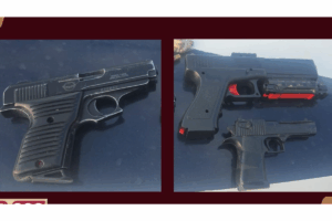Tras la revisión de un vehículo señalado en el reporte de disparos, los agentes encontraron un arma corta y dos réplicas