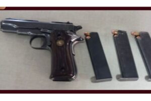 Durante un operativo en Hidalgo, agentes lograron decomisar hidrocarburo, vehículos y un arma, además de detener a dos personas tras una persecución