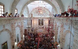 La iglesia de la Purísima Concepción se convierte en un jardín suspendido en el aire durante la lluvia de pétalos en Hidalgo