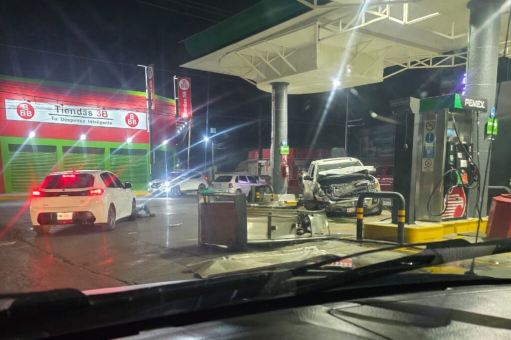 En Cuautepec, camioneta choca contra gasolinera en pleno centro del municipio