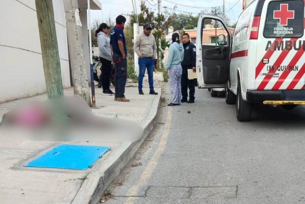 En Ixmiquilpan, motocicleta choca contra un objeto fijo; hay varios lesionados
