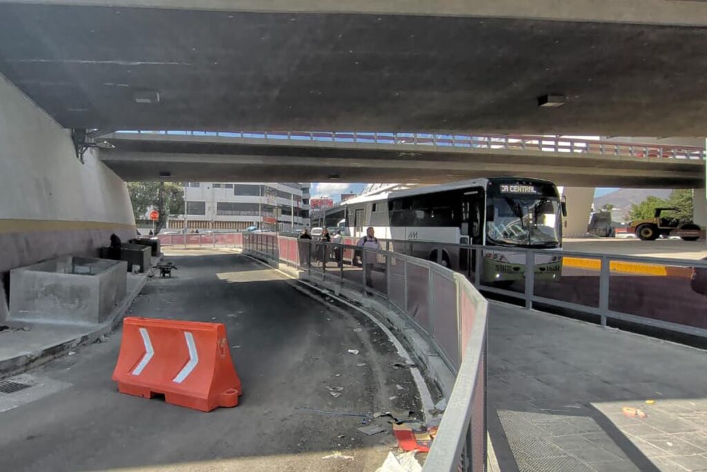 Gracias a las adecuaciones se ha observado mayor atención hacia los peatones, quienes ahora reciben el paso con mayor frecuencia | Foto: Saúl Hernández