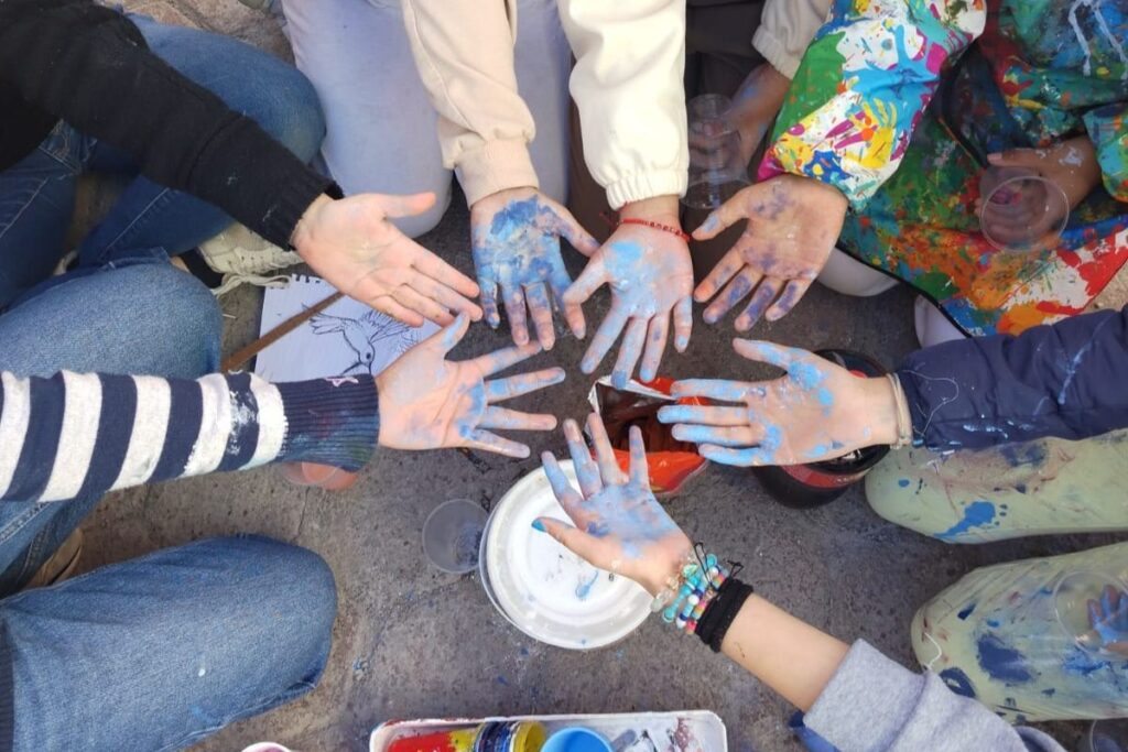Arte comunitario en Pachuca: Pequeños pintores intervienen mural con alusión al 8M