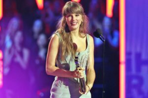 Taylor Swift celebra su victoria en los iHeartRadio Music Awards, donde se llevó siete premios.