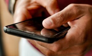La seguridad de tu teléfono celular depende de las decisiones que tomes para protegerlo.